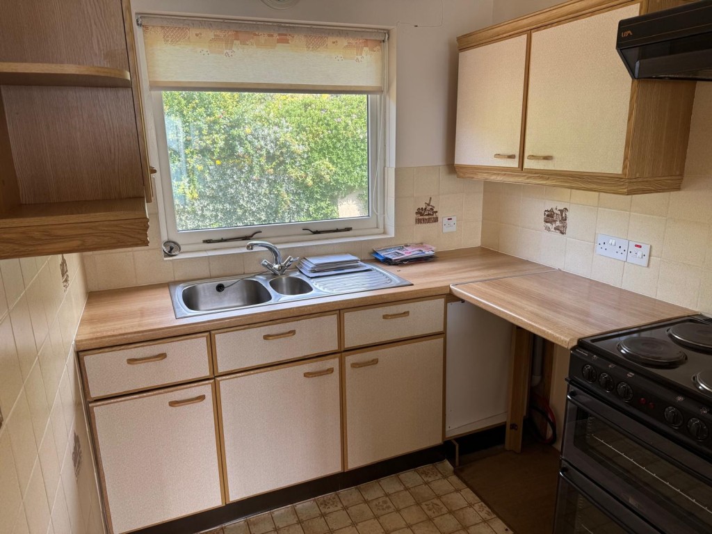 Lot: 73 - TWO-BEDROOM FLAT WITH GARAGE, BALCONY AND SPLENDID SEA VIEW - The Kitchen